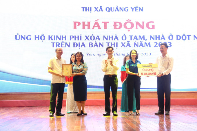 Thị xã Quảng Yên tiếp nhận ủng hộ kinh phí xóa nhà tạm, dột nát từ các xã, phường, tổ chức, cá nhân, doanh nghiệp và trao ghi nhận Tấm lòng vàng. Ảnh: Thanh Vân-TTXVN Quảng Ninh xóa nhà tạm, nhà dột nát ảnh 3