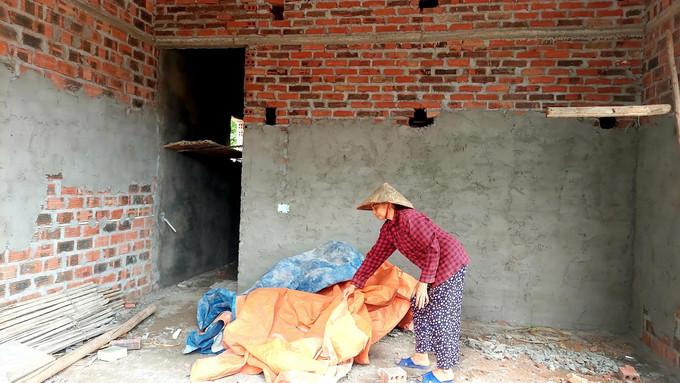 Bà Phạm Thị Nương (72 tuổi) xã An Sinh, thị xã Đông Triều vui mừng khi ngôi nhà "3 cứng" sắp hoàn thiện. Ảnh: TTXVN phát Quảng Ninh xóa nhà tạm, nhà dột nát ảnh 2