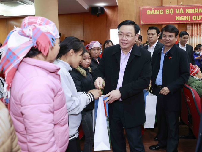 Chủ tịch Quốc hội Vương Đình Huệ tặng quà Tết gia đình chính sách, hộ nghèo, đồng bào dân tộc thiểu số, công nhân, người lao động có hoàn cảnh khó khăn trên địa bàn huyện Bát Xát, tỉnh Lào Cai. Ảnh: Doãn Tấn - TTXVN Chủ tịch Quốc hội Vương Đình Huệ thăm, chúc Tết tại huyện biên giới Bát Xát ảnh 3