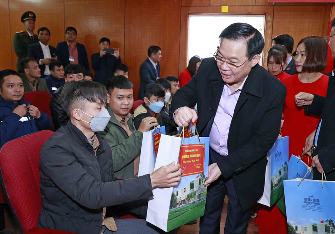 Chủ tịch Quốc hội Vương Đình Huệ tặng quà Tết gia đình chính sách, hộ nghèo, đồng bào dân tộc thiểu số, công nhân, người lao động có hoàn cảnh khó khăn trên địa bàn huyện Bát Xát, tỉnh Lào Cai. Ảnh: Doãn Tấn - TTXVN Chủ tịch Quốc hội Vương Đình Huệ thăm, chúc Tết tại huyện biên giới Bát Xát ảnh 6
