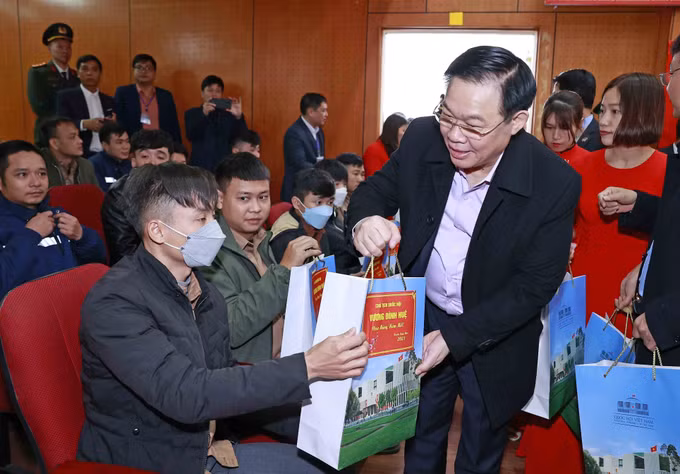 Chủ tịch Quốc hội Vương Đình Huệ thăm, chúc Tết tại huyện biên giới Bát Xát ảnh 6