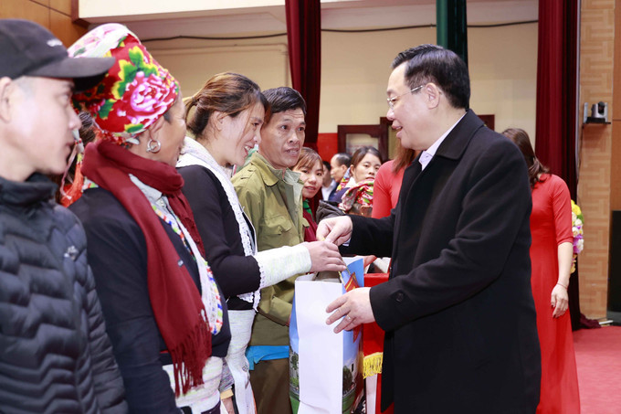 Chủ tịch Quốc hội Vương Đình Huệ tặng quà Tết cho gia đình chính sách, hộ nghèo, đồng bào dân tộc thiểu số, công nhân, người lao động có hoàn cảnh khó khăn trên địa bàn huyện Bát Xát, tỉnh Lào Cai. Ảnh: Doãn Tấn - TTXVN Chủ tịch Quốc hội Vương Đình Huệ thăm, chúc Tết tại huyện biên giới Bát Xát ảnh 5