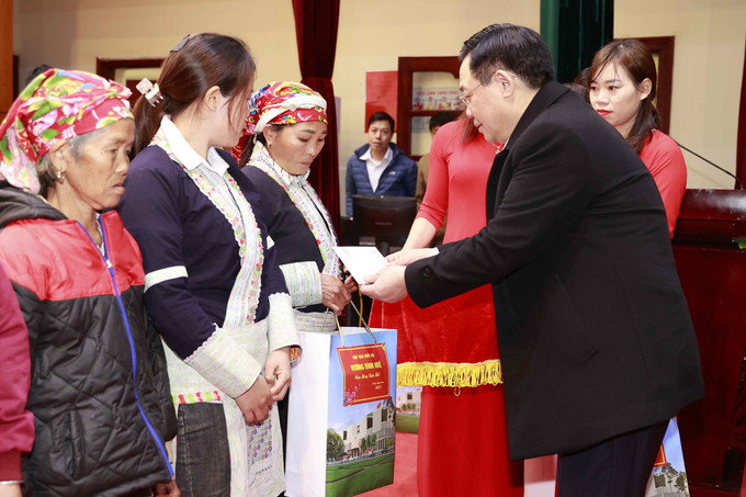 Chủ tịch Quốc hội Vương Đình Huệ tặng quà Tết cho gia đình chính sách, hộ nghèo, đồng bào dân tộc thiểu số. Ảnh: Doãn Tấn - TTXVN Chủ tịch Quốc hội Vương Đình Huệ thăm, chúc Tết tại huyện biên giới Bát Xát ảnh 4