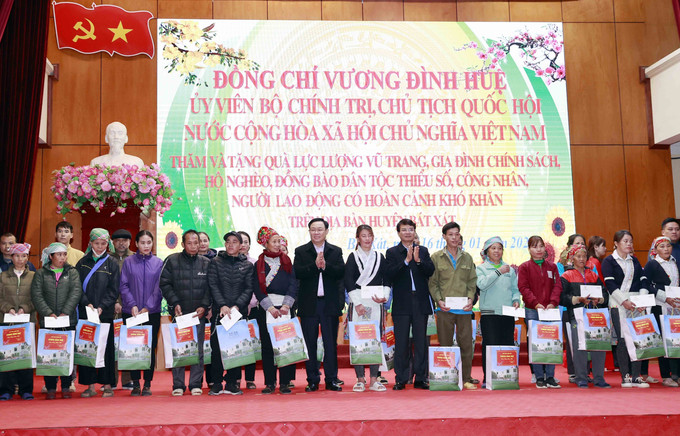Chủ tịch Quốc hội Vương Đình Huệ tặng quà Tết cho gia đình chính sách, hộ nghèo, đồng bào dân tộc thiểu số, công nhân, người lao động có hoàn cảnh khó khăn trên địa bàn huyện Bát Xát, tỉnh Lào Cai. Ảnh: Doãn Tấn - TTXVN Chủ tịch Quốc hội Vương Đình Huệ thăm, chúc Tết tại huyện biên giới Bát Xát ảnh 2