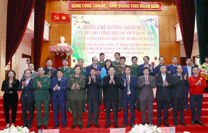 Chủ tịch Quốc hội Vương Đình Huệ và đại biểu, lãnh đạo huyện Bát Xát chụp ảnh lưu niệm. Ảnh: Doãn Tấn - TTXVN Chủ tịch Quốc hội Vương Đình Huệ thăm, chúc Tết tại huyện biên giới Bát Xát ảnh 7