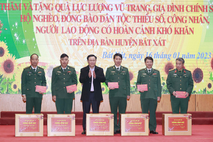Chủ tịch Quốc hội Vương Đình Huệ tặng quà Tết cho cán bộ, chiến sĩ các đồn Biên phòng: Bát Xát, Y Tý, A Mú Sung, Trịnh Tường và Đoàn Kinh tế Quốc phòng 345. Ảnh: Doãn Tấn - TTXVN Chủ tịch Quốc hội Vương Đình Huệ thăm, chúc Tết tại huyện biên giới Bát Xát ảnh 8