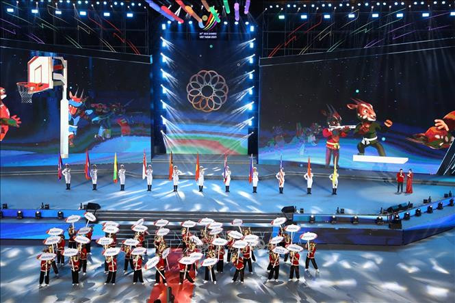 Màn diễu hành tượng trưng cho 40 môn thi đấu tại SEA Games 1. Ảnh: TTXVN Lễ Bế mạc SEA Games 31: Hội tụ để cùng ngân vang khúc ca chiến thắng ảnh 11