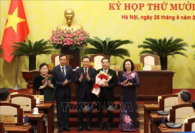 Lãnh đạo thành phố với tân Chủ tịch UBND thành phố Hà Nội Chu Ngọc Anh. Ảnh: Văn Điệp – TTXVN Ông Chu Ngọc Anh được bầu làm Chủ tịch UBND thành phố Hà Nội ảnh 3