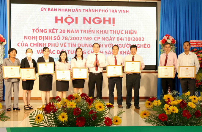Trao Bằng khen của UBND thành phố Trà Vinh cho các tập thể và cá nhân có thành tích xuất sắc. Ảnh: Thanh Hòa - TTXVN Trà Vinh xây dựng và nhân rộng các mô hình, dự án giảm nghèo ảnh 2