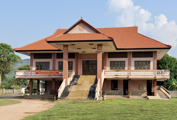 Nhà tưởng niệm thuộc công trình Bảo tồn, phục dựng và tôn tạo di tích nhà tù Lao Bảo (Di tích lịch sử cấp Quốc gia Nhà tù Lao Bảo, thị trấn Lao Bảo, huyện Hướng Hóa, tỉnh Quảng Trị) trị giá hơn 6,3 tỷ đồng nhưng 7 năm nay vẫn để trống. Ảnh: Nguyên Linh - TTXVN Quảng Trị: Lãng phí nhiều công trình tiền tỷ tại các di tích lịch sử ảnh 4