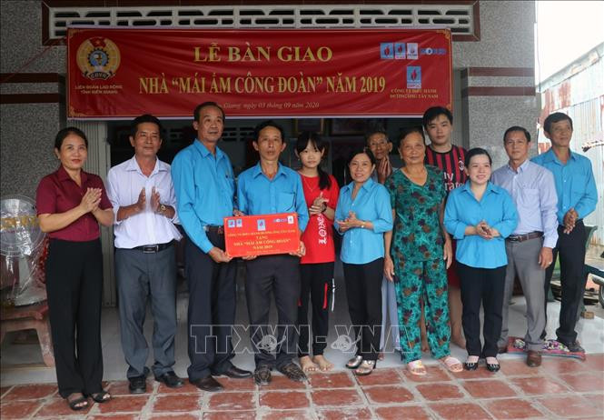 Lãnh đạo Liên đoàn Lao động tỉnh Kiên Giang trao bảng “Mái ấm Công đoàn” cho thầy Huỳnh Văn Yêm, đoàn viên công đoàn cơ sở Trường Tiểu học Đông Hòa 3. Ảnh: Lê Huy Hải - TTXVN Hỗ trợ “Mái ấm Công đoàn” cho đoàn viên khó khăn ảnh 1