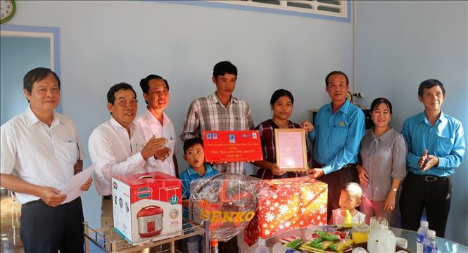 Lãnh đạo Liên đoàn Lao động tỉnh Kiên Giang trao bảng “Mái ấm Công đoàn” cho thầy Huỳnh Văn Yêm, đoàn viên công đoàn cơ sở Trường Tiểu học Đông Hòa 3. Ảnh: Lê Huy Hải - TTXVN Hỗ trợ “Mái ấm Công đoàn” cho đoàn viên khó khăn ảnh 2