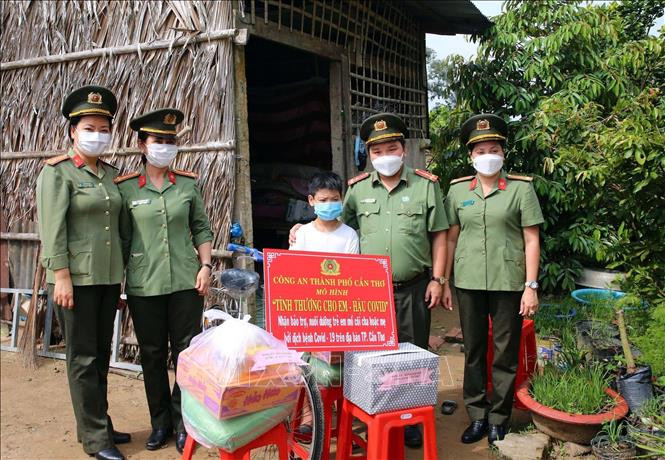 Đại diện Đoàn thanh niên, Hội Phụ nữ, Công đoàn Công an TP Cần Thơ nhận bảo trợ cho bé Nguyễn Huỳnh Thế Vinh (huyện Phong Điền) mất cha do nhiễm COVID-19. Ảnh: Thanh Liêm - TTXVN Đề xuất chính sách hỗ trợ trẻ mồ côi do dịch COVID-19 ảnh 2