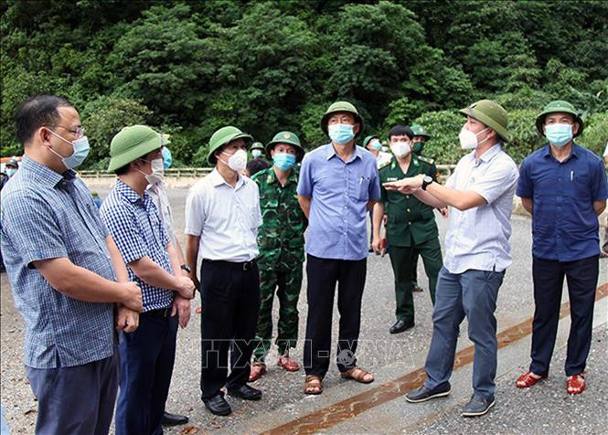 Ông Đặng Ngọc Sơn, Phó Chủ tịch UBND tỉnh Hà Tĩnh kiểm tra việc khắc phục sự cố trên Quốc lộ 8A. Ảnh: TTXVN Hà Tĩnh: Tập trung khắc phục hậu quả mưa, lũ đảm bảo đời sống nhân dân ảnh 3