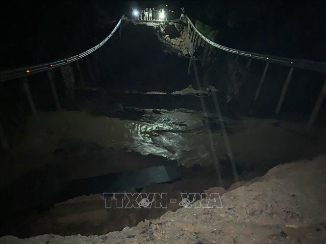 Đoạn đường bị sụt lún tại Quốc lộ 26. Ảnh: TTXVN phát Quốc lộ 26 đoạn qua Đắk Lắk bị sụt lún nghiêm trọng, giao thông tê liệt ảnh 2