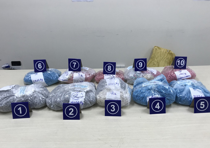 Ngày 16/8/2021, Cục Hải quan TP.Hồ Chí Minh cho biết, các đơn vị trực thuộc gồm Đội Kiểm soát phòng chống ma túy và Chi cục hải quan Chuyển phát nhanh vừa phối hợp với Cục Điều tra chống buôn lậu (Tổng cục Hải quan), Phòng Phòng Cảnh sát điều tra tội phạm về ma túy (PC04-Công an TP. Hồ Chí Minh) tiến hành mở kiểm tra chi tiết 10 bưu kiện được gửi từ Pháp về Việt Nam, qua đó đã phát hiện và thu giữ tổng cộng hơn 29kg ma túy tổng hợp MDMA dạng viên nén (thuốc lắc) và hơn 1,4kg ketamine. Trong ảnh: Số ma túy bị lực lượng Hải quan TP.Hồ Chí Minh phát hiện và thu giữ được ngụy trang tinh vi trong ruột những viên kẹo sô-cô-la (mỗi viên kẹo chứa khoảng hơn 20 viên nén MDMA). Ảnh: TTXVN phát Chặt đứt “vòi bạch tuộc” ma túy (Bài 1) ảnh 2
