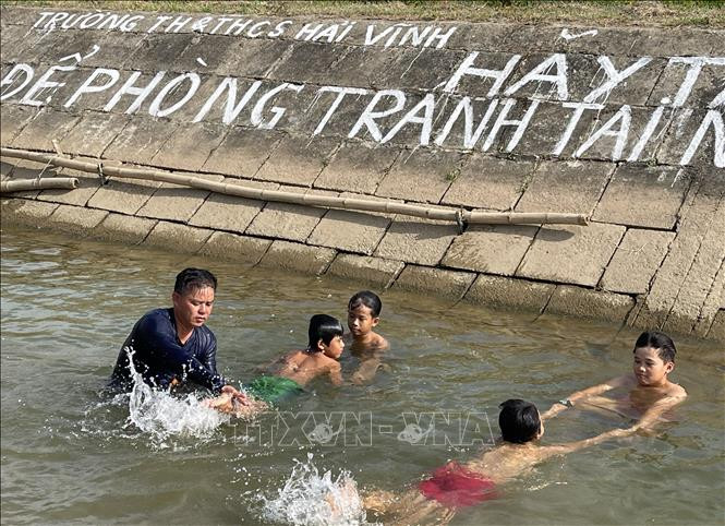 Lớp bơi dành cho trẻ khuyết tật tại xã Hải Hưng, huyện Hải Lăng. Ảnh: Thanh Thủy-TTXVN Thầy Nguyễn Viết Tước thầm lặng dạy bơi miễn phí cho trẻ em vùng trũng ảnh 2