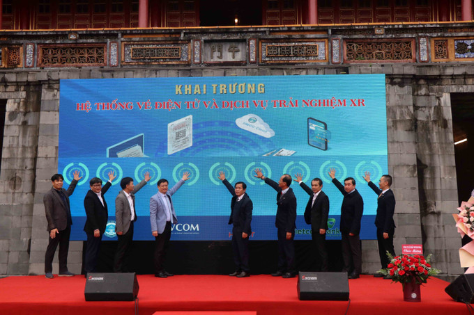 Các đại biểu ấn nút Khai trương hệ thống vé điện tử và dịch vụ trải nghiệm thực tế ảo XR. Ảnh: Đỗ Trưởng - TTXVN Thừa Thiên - Huế: Khai trương hệ thống vé điện tử và dịch vụ trải nghiệm thực tế ảo ảnh 4