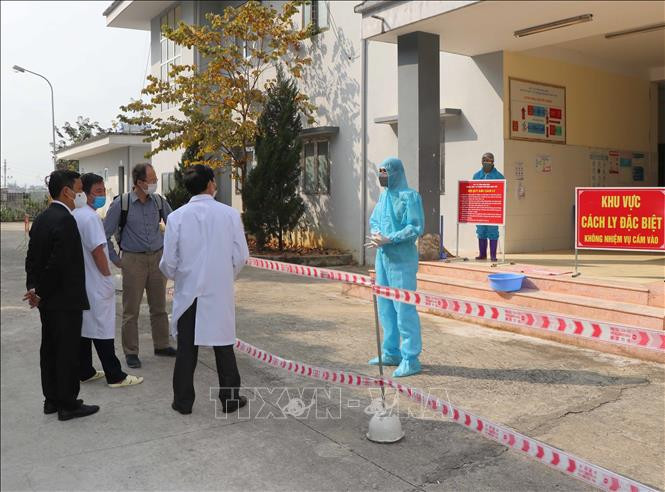 Đoàn công tác của Bộ Y tế kiểm tra khu cách ly đặc biệt tại Trung tâm y tế thành phố Điện Biên Phủ (Điện Biên). Ảnh: Xuân Tiến - TTXVN Dịch COVID-19: Điện Biên dỡ bỏ phong tỏa xã Si Pa Phìn của huyện biên giới Nậm Pồ ảnh 1