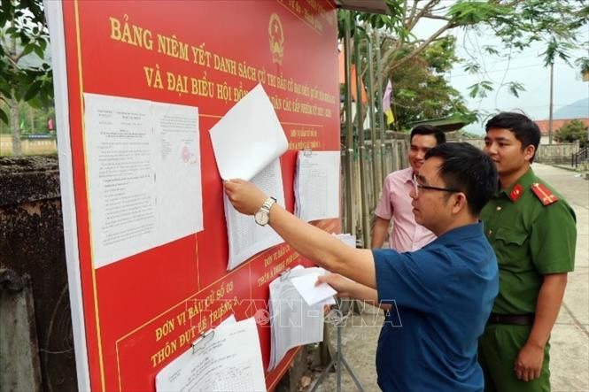 Bảng niêm yết danh sách cử tri tại trụ sở xã Trung Sơn, huyện A Lưới. Ảnh: Đỗ Trưởng - TTXVN Bầu cử QH và HĐND: Các bản làng vùng cao A Lưới sẵn sàng cho ngày hội lớn ảnh 1