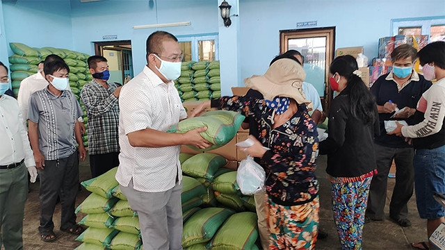 Trao quà hỗ trợ bà con gốc Việt tại Phnom Penh . Nguồn : nhandan.com.vn Dịch COVID-19: An Giang hỗ trợ người Khmer nghèo gốc Việt ở Campuchia phòng, chống dịch ảnh 2