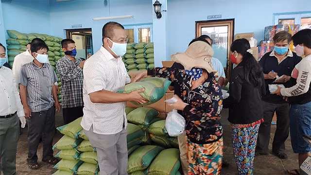Dịch COVID-19: An Giang hỗ trợ người Khmer nghèo gốc Việt ở Campuchia phòng, chống dịch ảnh 2