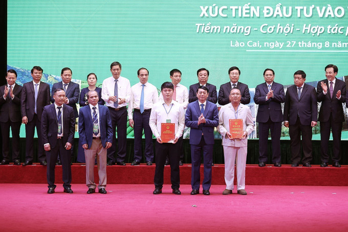 Thủ tướng Phạm Minh Chính và các đại biểu chứng kiến trao thoả thuận hợp tác đầu tư, bản ghi nhớ và chứng nhận đầu tư của các địa phương trong vùng. Ảnh: Dương Giang-TTXVN Thủ tướng Phạm Minh Chính: Thực hiện Nghị quyết 11-NQ/TW cần có cách tiếp cận tổng thể gắn với giải pháp cụ thể, linh hoạt, hiệu quả, sát thực tiễn ảnh 4