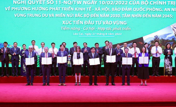 Thủ tướng Phạm Minh Chính và các đại biểu chứng kiến trao thoả thuận hợp tác đầu tư, bản ghi nhớ và chứng nhận đầu tư của các địa phương trong vùng. Ảnh: Dương Giang-TTXVN Thủ tướng Phạm Minh Chính: Thực hiện Nghị quyết 11-NQ/TW cần có cách tiếp cận tổng thể gắn với giải pháp cụ thể, linh hoạt, hiệu quả, sát thực tiễn ảnh 2
