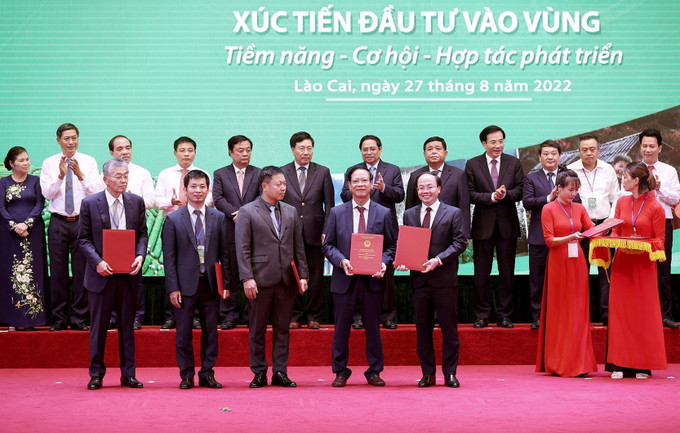 Thủ tướng Phạm Minh Chính và các đại biểu chứng kiến trao thoả thuận hợp tác đầu tư, bản ghi nhớ và chứng nhận đầu tư của các địa phương trong vùng. Ảnh: Dương Giang-TTXVN Thủ tướng Phạm Minh Chính: Thực hiện Nghị quyết 11-NQ/TW cần có cách tiếp cận tổng thể gắn với giải pháp cụ thể, linh hoạt, hiệu quả, sát thực tiễn ảnh 6