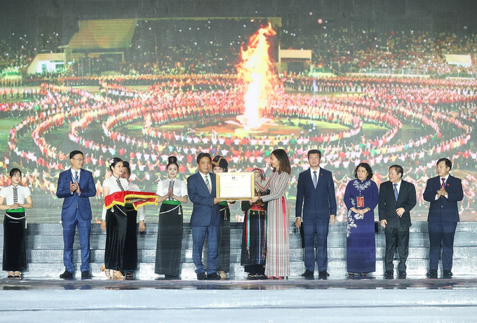Thứ trưởng Bộ Văn hoá, Thể thao và Du lịch Hoàng Đạo Cương, đại diện Bộ VH,TT&DL đón nhận Bằng của UNESCO ghi danh “Nghệ thuật Xòe Thái” từ bà Pauline Tamesis, Điều phối viên thường trú của Liên hợp quốc tại Việt Nam. Ảnh: Dương Giang-TTXVN Thủ tướng Phạm Minh Chính: Xòe Thái là hội tụ của nét đẹp văn hóa, quảng bá Xòe Thái là trách nhiệm của tất cả chúng ta ảnh 1