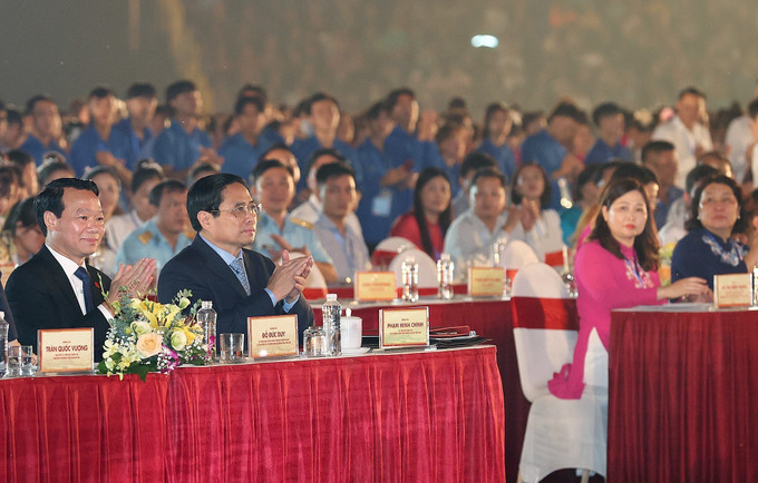 Thủ tướng Phạm Minh Chính và các đại biểu dự buổi lễ. Ảnh: Dương Giang-TTXVN Thủ tướng Phạm Minh Chính: Xòe Thái là hội tụ của nét đẹp văn hóa, quảng bá Xòe Thái là trách nhiệm của tất cả chúng ta ảnh 2