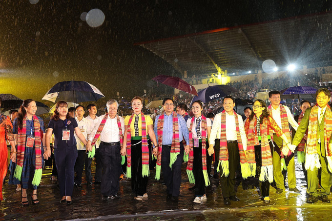 Thủ tướng Phạm Minh Chính và các đại biểu cùng hoà chung điệu Xòe Thái. Ảnh: Dương Giang - TTXVN Thủ tướng Phạm Minh Chính: Xòe Thái là hội tụ của nét đẹp văn hóa, quảng bá Xòe Thái là trách nhiệm của tất cả chúng ta ảnh 6