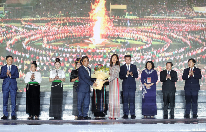 Thứ trưởng Bộ Văn hoá, Thể thao và Du lịch Hoàng Đạo Cương tặng hoa cho bà Pauline Tamesis, Điều phối viên thường trú của Liên hợp quốc tại Việt Nam. Ảnh: Dương Giang-TTXVN Thủ tướng Phạm Minh Chính: Xòe Thái là hội tụ của nét đẹp văn hóa, quảng bá Xòe Thái là trách nhiệm của tất cả chúng ta ảnh 3