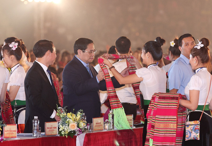 Thủ tướng Phạm Minh Chính dự Lễ đón nhận Bằng của UNESCO ghi danh "Nghệ thuật Xoè Thái” là Di sản văn hóa phi vật thể đại diện của nhân loại. Ảnh: Dương Giang - TTXVN Thủ tướng Phạm Minh Chính: Xòe Thái là hội tụ của nét đẹp văn hóa, quảng bá Xòe Thái là trách nhiệm của tất cả chúng ta ảnh 5