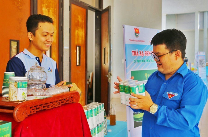 Giới thiệu sản phẩm khởi nghiệp của thanh niên An Giang đến với các nhà cung cấp, người tiêu dùng. Ảnh: Công Mạo-TTXVN An Giang: "Cầu nối" đồng hành cùng thanh niên khởi nghiệp ảnh 1