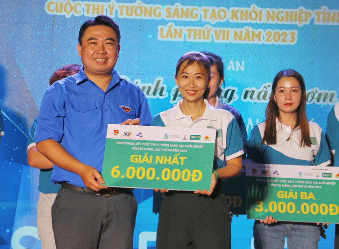 Trao giải Nhất cuộc thi “Ý tưởng sáng tạo khởi nghiệp tỉnh An Giang” cho dự án “Bánh phồng nấm rơm”. Ảnh: Công Mạo-TTXVN An Giang: "Cầu nối" đồng hành cùng thanh niên khởi nghiệp ảnh 2
