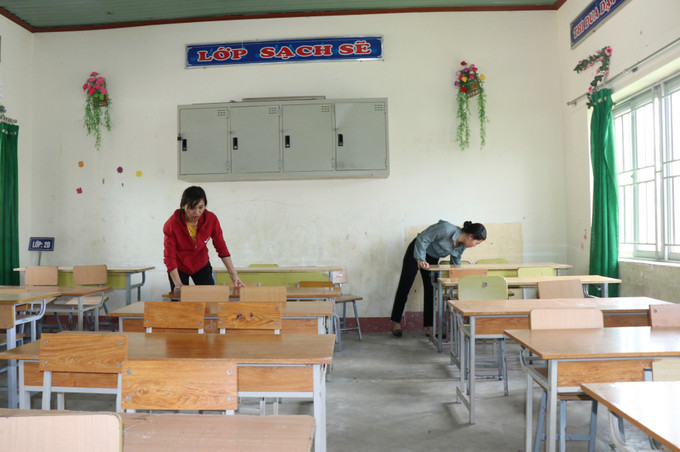 Giáo viên Trường Tiểu học Y Jút, xã biên giới Krông Ana, huyện Buôn Đôn (Đắk Lắk) vệ sinh lớp học sẵn sàng cho năm học mới. Ảnh: Tuấn Anh – TTXVN Năm học 2022-2023: Đầu tư cơ sở vật chất, đáp ứng yêu cầu dạy và học vùng đồng bào dân tộc thiểu số ảnh 3