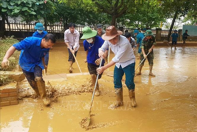 Khẩn trương khắc phục hậu quả do mưa lũ gay ra. Ảnh: TTXVN phát Mưa lũ gây thiệt hại tại miền núi Thanh Hóa ảnh 1