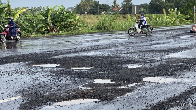 Nhiều “ổ gà” ở cùng một vị trí trên tuyến quốc lộ 1 đoạn qua huyện Tuy An tiềm ẩn nguy cơ tai nạn giao thông. Ảnh: Tường Quân – TTXVN Nhiều tuyến giao thông trên địa bàn tỉnh Phú Yên bị hư hỏng do mưa lũ ảnh 1