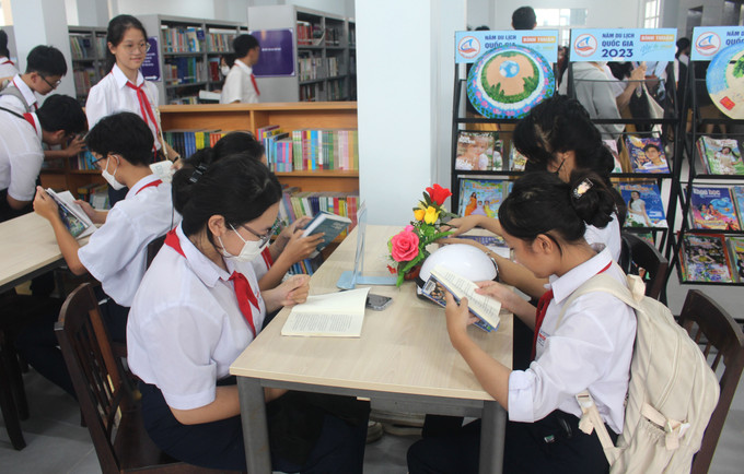 Các học sinh đọc sách tại Ngày hội. Ảnh: Hồng Hiếu - TTXVN Ngày hội Văn hóa đọc khu vực miền Đông Nam Bộ và cực Nam Trung Bộ ảnh 1