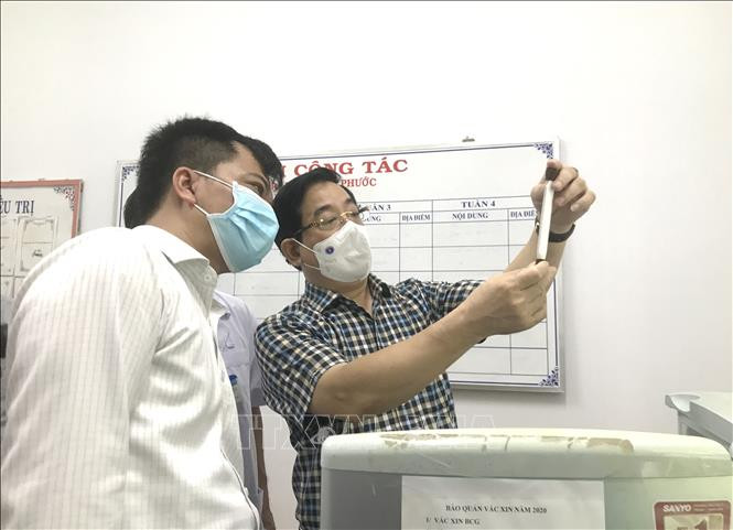 Đoàn Bộ Y tế kiểm tra thực tế tại tỉnh Vĩnh Long. Ảnh: Lê Thúy Hằng - TTXVN SARS-CoV-2 liên tục biến đổi, Bộ Y tế ra hướng dẫn mới chẩn đoán và điều trị COVID-19 ảnh 1