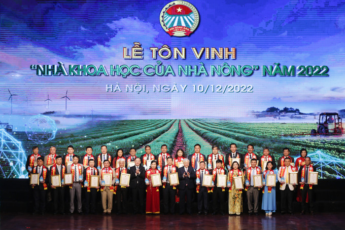 Ông Đỗ Văn Chiến – Bí thư Trung ương Đảng, Chủ tịch Ủy ban Trung ương Mặt trận Tổ quốc Việt Nam; ông Lương Quốc Đoàn - Ủy viên Trung ương Đảng, Chủ tịch Ban Chấp hành Trung ương Hội Nông dân Việt Nam chụp ảnh kỷ niệm cùng các "Nhà khoa học của nhà nông" năm 2022. Ảnh: danviet.vn Lễ tôn vinh 62 “Nhà khoa học của nhà nông” năm 2022 ảnh 1