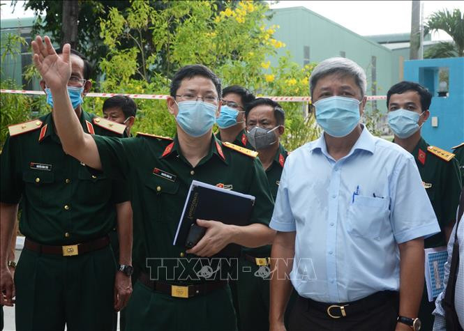 Thứ trưởng Bộ Y tế Nguyễn Trường Sơn kiểm tra các khu cách ly, tiếp nhận bệnh nhân tại bệnh viện Quân Y 17 (Quân khu 5). Ảnh: Văn Dũng - TTXVN Thành lập 5 đoàn kiểm tra công tác phòng, chống dịch COVID-19 ảnh 1