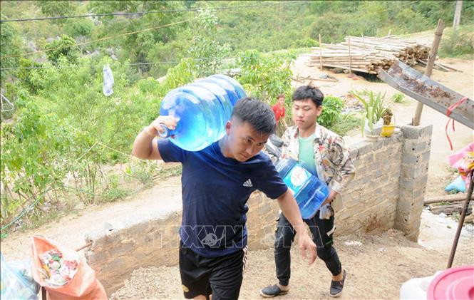 Để có nước nấu ăn, uống, người dân chủ yếu là đi mua nước đóng bình hoặc 1 khối nước gần 200 nghìn. Nhiều hộ trong nhóm 4 rất khó khăn, không có đủ điều kiện để mua nước. Ảnh: Quang Quyết-TTXVN Nhiều hộ dân ở thành phố Sơn La thiếu nước sạch sinh hoạt trầm trọng ảnh 1