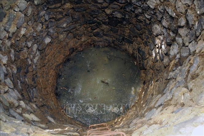 Nhóm 4 (bản Hay Phiêng khi chưa sáp nhập vào tổ 11) được phường Chiềng Sinh, thành phố Sơn La (Sơn La) tạo điều kiện làm một giếng nước. 18 hộ dân của nhóm 4 phải luân phiên bơm nước và 3 ngày cho một hộ bơm được gần 1 khối nước, nhưng lượng nước này không dùng để nấu ăn, uống được, cũng như không đủ cho người dân sinh hoạt hằng ngày.Ảnh : Quang Quyết-TTXVN Nhiều hộ dân ở thành phố Sơn La thiếu nước sạch sinh hoạt trầm trọng ảnh 3