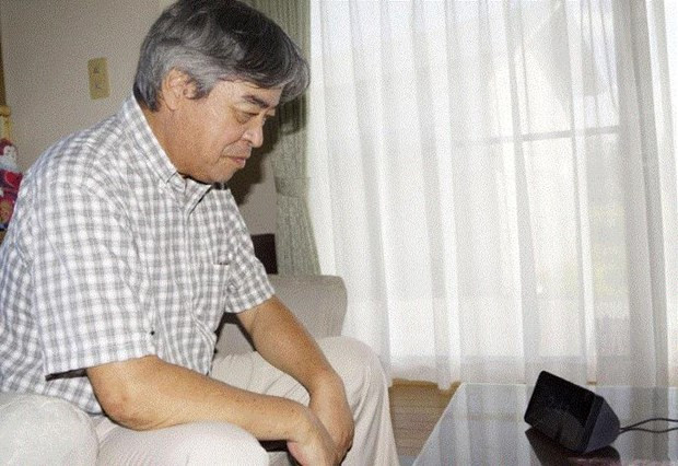 Ông Katsunori Endo và chiếc loa thông minh. Ảnh: Kyodo Loa thông minh - Trợ thủ đắc lực của người già và người khuyết tật ảnh 1