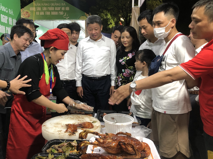 Lãnh đạo thành phố Hà Nội thăm quan các gian hàng tại “Tuần hàng Quảng bá nông sản, sản phẩm OCOP Hà Nội và các tỉnh, thành phố năm 2022”. Ảnh: Phương Anh - TTXVN Khai mạc “Tuần hàng quảng bá nông sản, sản phẩm OCOP Hà Nội và các tỉnh, thành phố năm 2022” ảnh 2