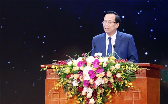 Bộ trưởng Bộ Lao động - Thương binh và Xã hội Đào Ngọc Dung báo cáo công tác chăm sóc người có công và phụng dưỡng mẹ Việt Nam anh hùng. Ảnh: Anh Tuấn – TTXVN Gặp mặt Bà mẹ Việt Nam anh hùng toàn quốc năm 2020- Những câu chuyện lay động lòng người ảnh 3