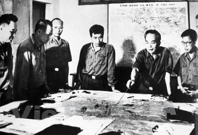 Đại tướng Võ Nguyên Giáp và các đồng chí quân ủy Trung ương theo dõi và chỉ đạo Chiến dịch Hồ Chí Minh giải phóng Sài Gòn tháng 4-1975. Ảnh: TTXVN Kỷ niệm 110 năm Ngày sinh Đại tướng Võ Nguyên Giáp: Mãi xứng danh "Người anh Cả" của Quân đội nhân dân Việt Nam ảnh 4