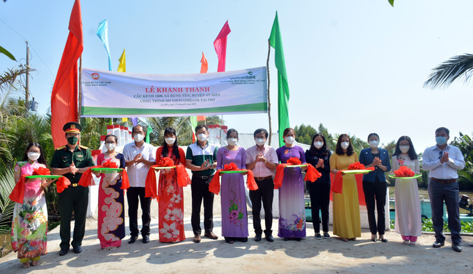 Cắt băng khánh thành cầu nông thôn kênh 1.500 ở xã Hưng Yên (An Biên, Kiên Giang). Ảnh: Lê Sen – TTXVN Cải thiện đời sống đồng bào dân tộc thiểu số ở Kiên Giang ảnh 1
